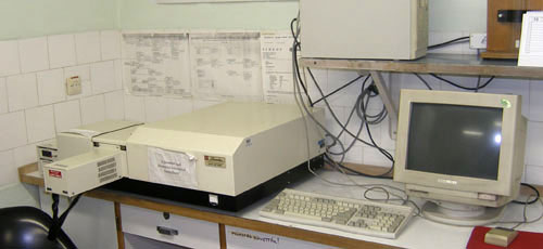 Shimadzu UV-2000 spectrophotometer